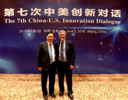 自左而右： 朱共山/協(xié)鑫集團(tuán)（控股）有限公司董事長 John P.Holdren/美國白宮科技政策辦公室總統(tǒng)科技助理、主任
